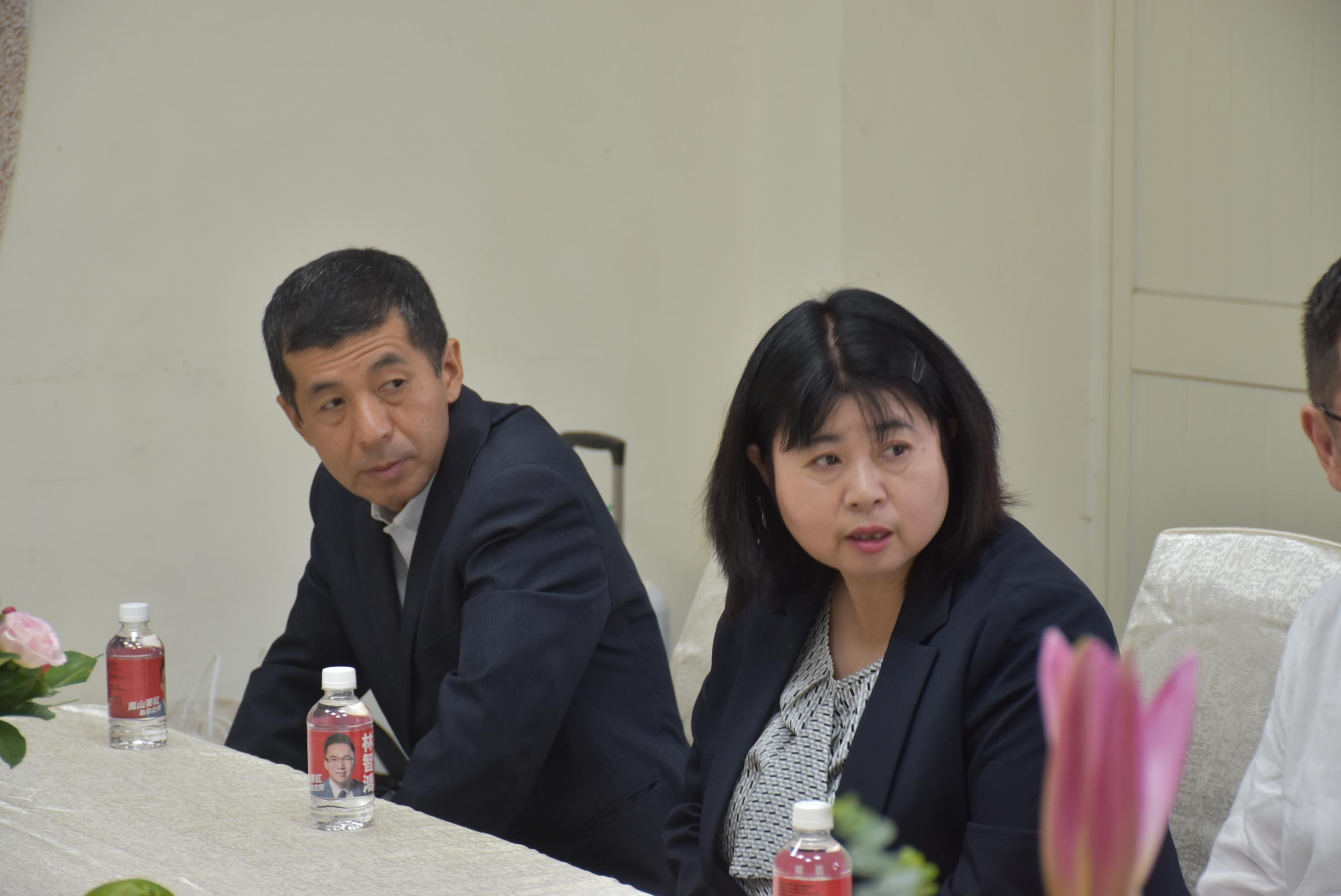  日本「蓬38號哨戒艇」艦長高田又男的孫子與孫女在去年前來紅毛港保安堂參加慰靈儀式。 圖：張吉雄提供 