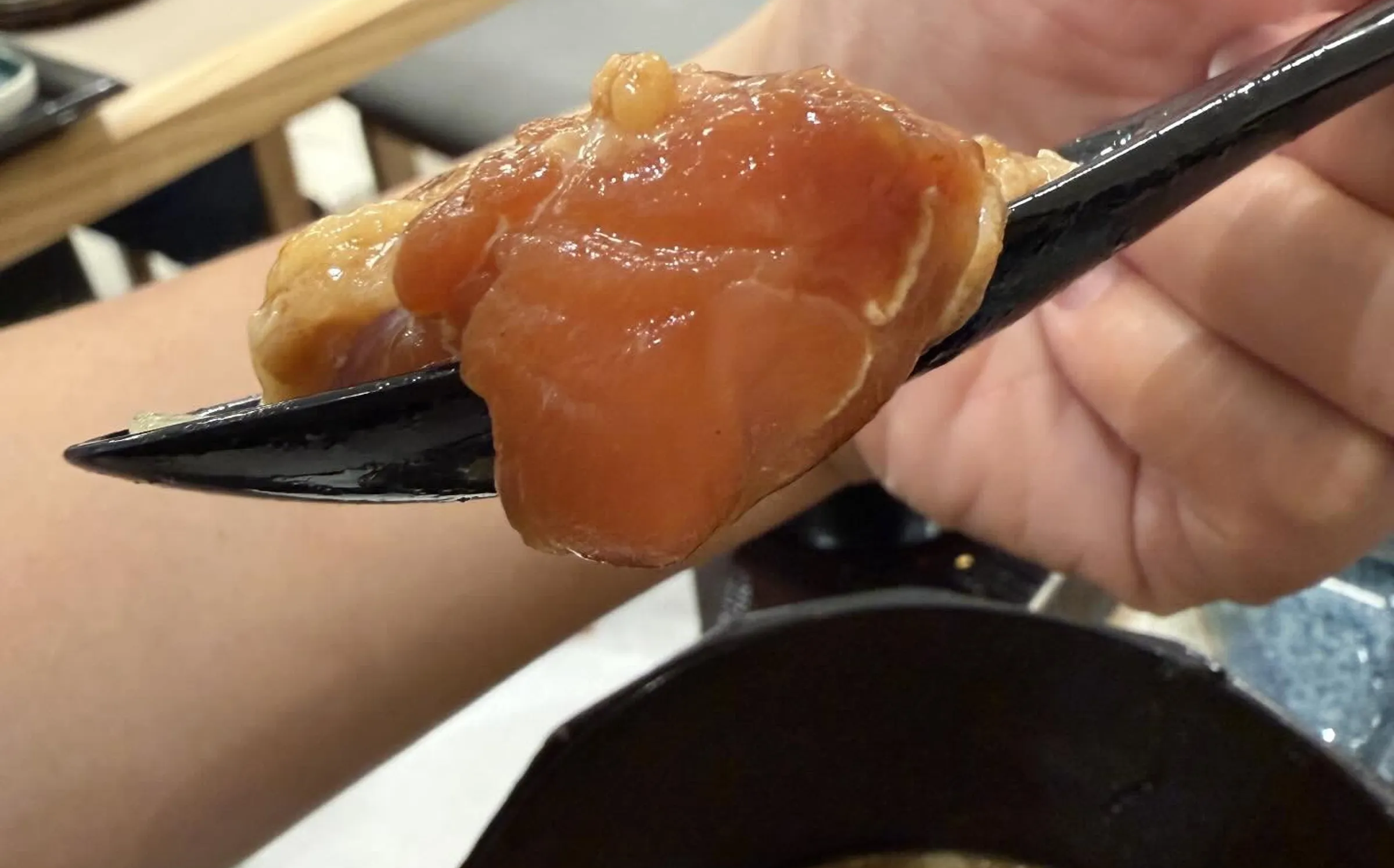 台中漢神洲際剛開幕就傳食安問題!網控吃到生雞腿 中市府出手