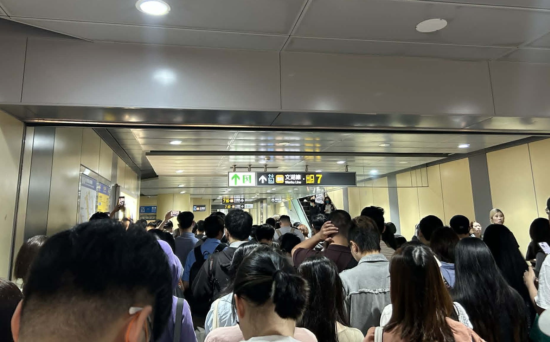 文湖線列車又異常了!上班族今早塞爆月台哀號 北捷說明原因