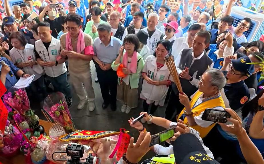 陳佩琪與柯文哲搭高鐵南下參拜白沙屯媽祖!鑾轎巧停派出所 柯前來進香