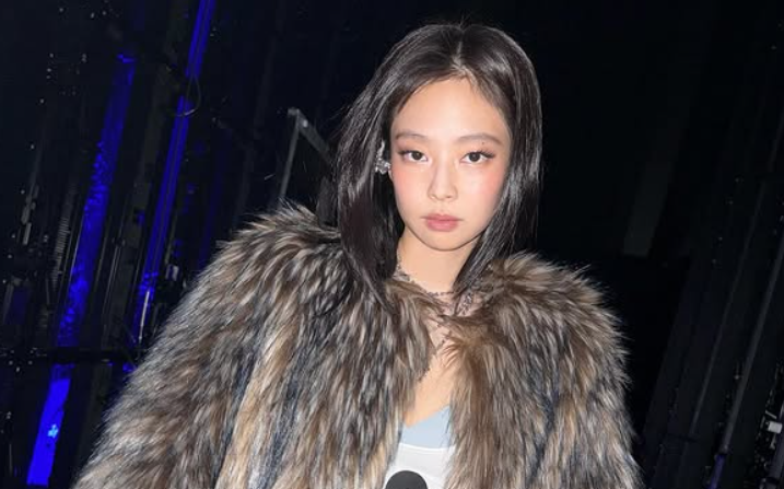 又翻車?Jennie登科切拉音樂節「比中指」挨轟