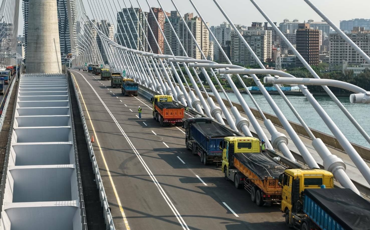 擅闖淡江大橋施工地還拍片!公路局:必要時依法處理