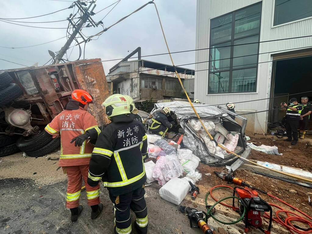 新北鶯歌砂石車翻覆釀8車事故 7人送醫意識清醒