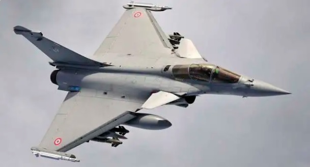 印度方面並非打算依靠現有的陣風戰機或 S-400 防空系統與殲-35 正面較量，而是主張採取「先發制人」策略，在殲-35 尚未升空前，優先攻擊其所在機場及相關作戰支援體系。 圖：翻攝自 騰訊網 寰球戰略解讀 