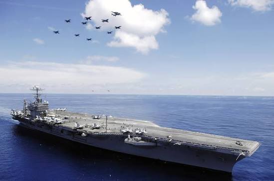  美國海軍出動亞伯拉罕·林肯號航空母艦（CVN-72）進入阿拉伯海執行任務，同步對伊朗港口及沿岸實施大規模海上封鎖行動。 圖:翻攝自X帳號@ChinaTruth 