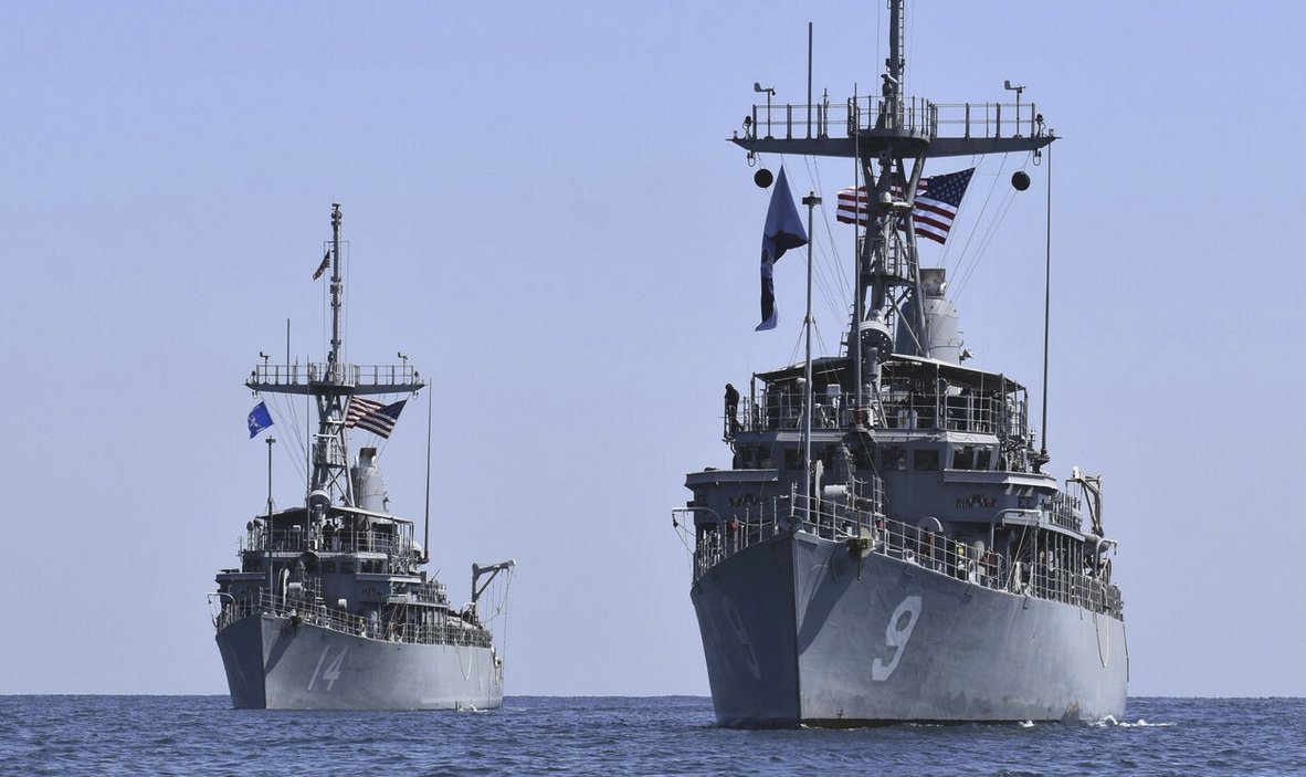 兩艘隸屬駐日美軍、母港位於佐世保海軍基地的「復仇者級」掃雷艦，已自新加坡出發，穿越馬六甲海峽，朝中東方向前進。 圖:翻攝自X帳號@bonewitz_SPBG