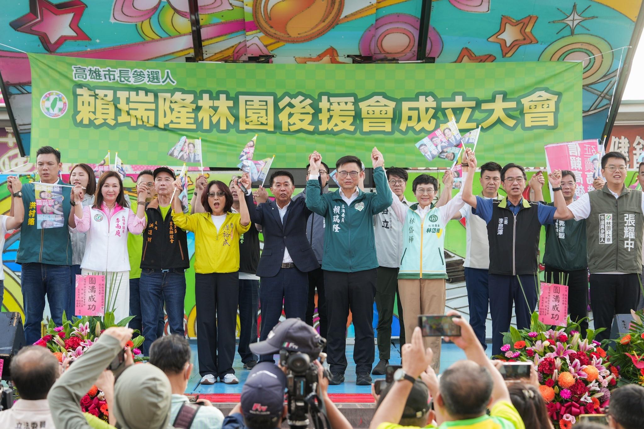  賴瑞隆(前排右四)在林園舉辦首場地方後援會成立大會，地方組織展現前所未見的團結態勢。 圖：賴瑞隆服務處/提供（資料照） 