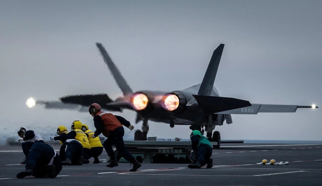  中國軍媒流出戰機在福建號操作升空照片。 圖：翻攝陸網/中國軍號 