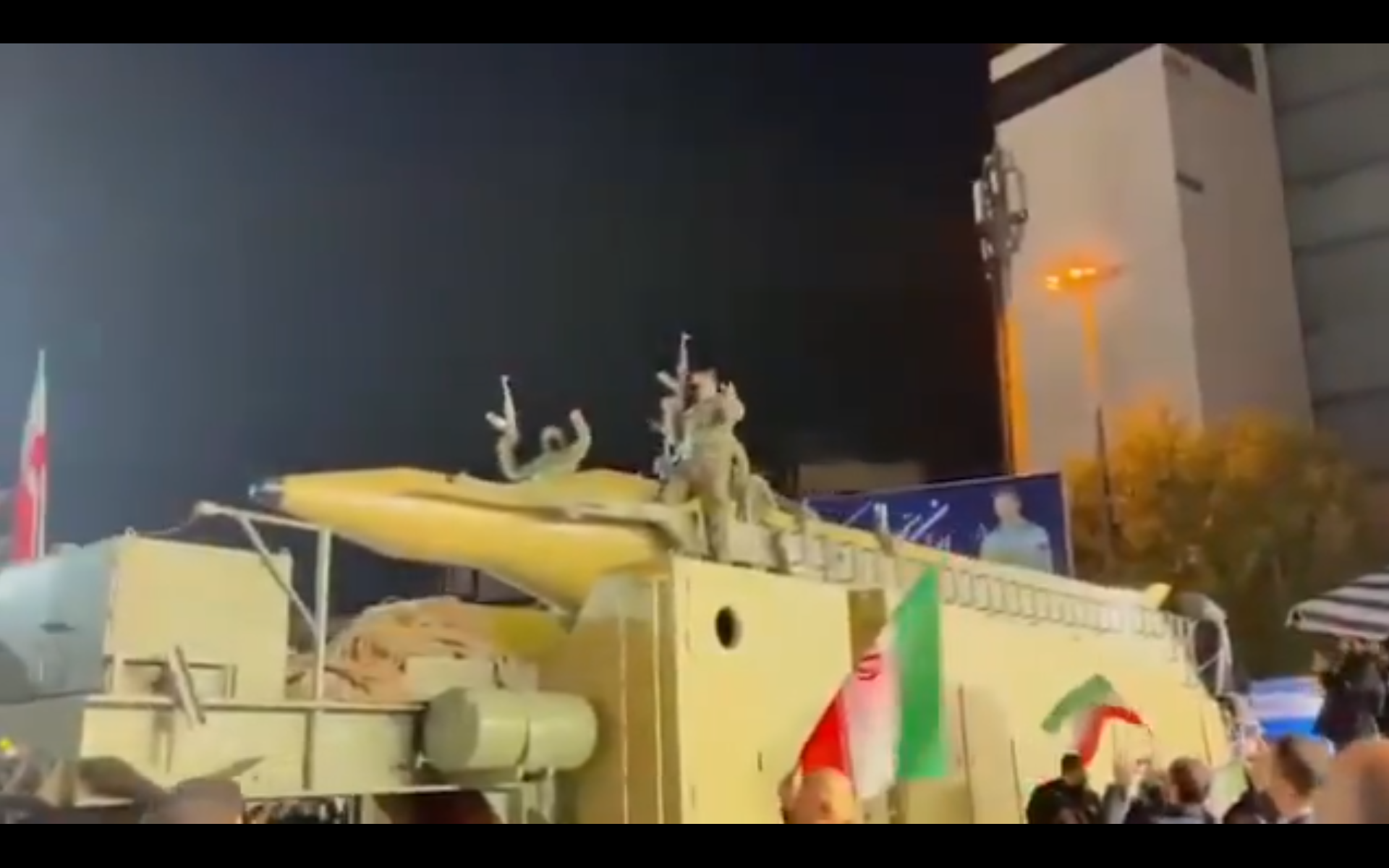  伊朗傳出政變，伊斯蘭革命衛隊（IRGC）將一枚具備實戰能力的「霍拉姆沙赫爾-4」彈道飛彈，直接開進德黑蘭革命廣場展示。 圖:翻攝自影片 
