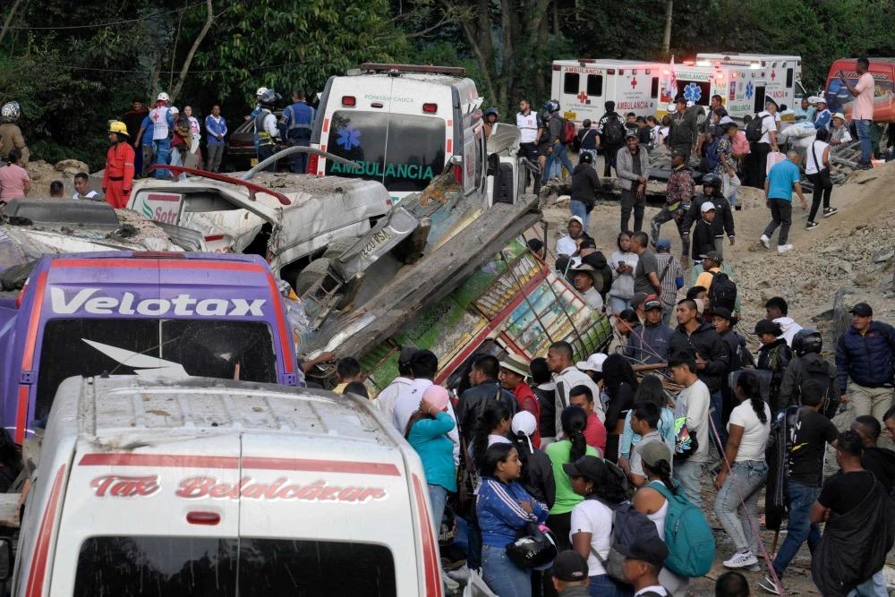  這起爆炸導致柏油路面被炸出巨大坑洞，多輛汽車因衝擊力道過大翻覆毀損。 圖：翻攝自百度 