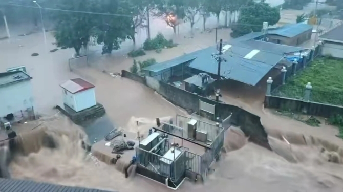 中國今年首個城市大淹水! 廣西欽洲強降雨 交通癱瘓、低窪地驚見「瀑布」