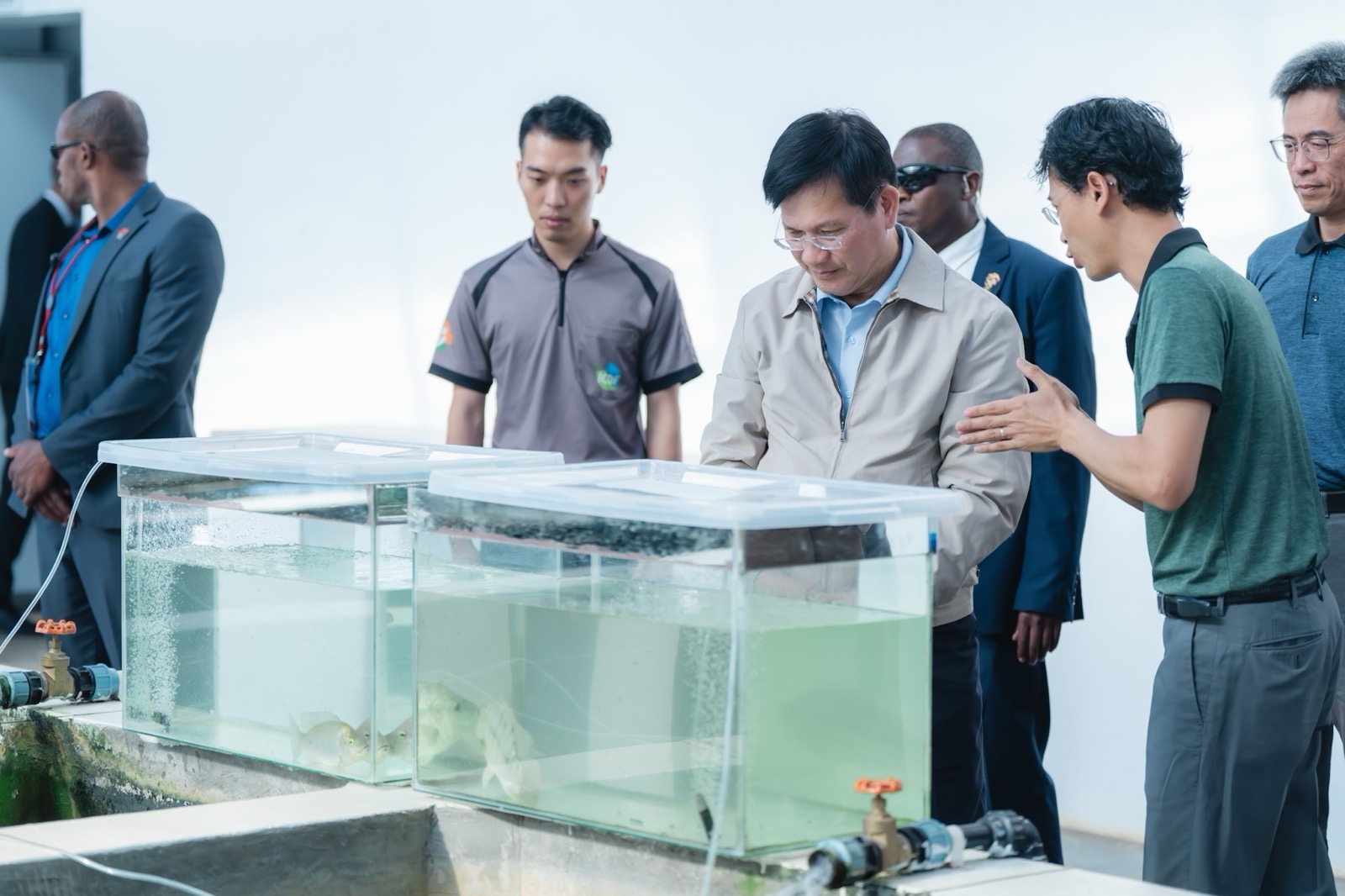  總統特使林佳龍視察台史合作「水產養殖研究與生產中心」大規模魚苗培養技術。 圖：外交部提供 