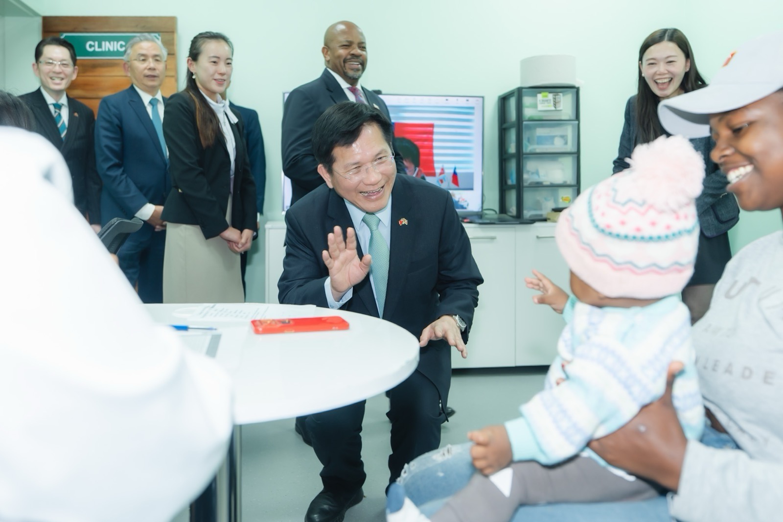  總統特使林佳龍在曼齊尼政府醫院（Manzini Government Hospital）智慧診間與看診民眾互動。 圖：外交部提供 