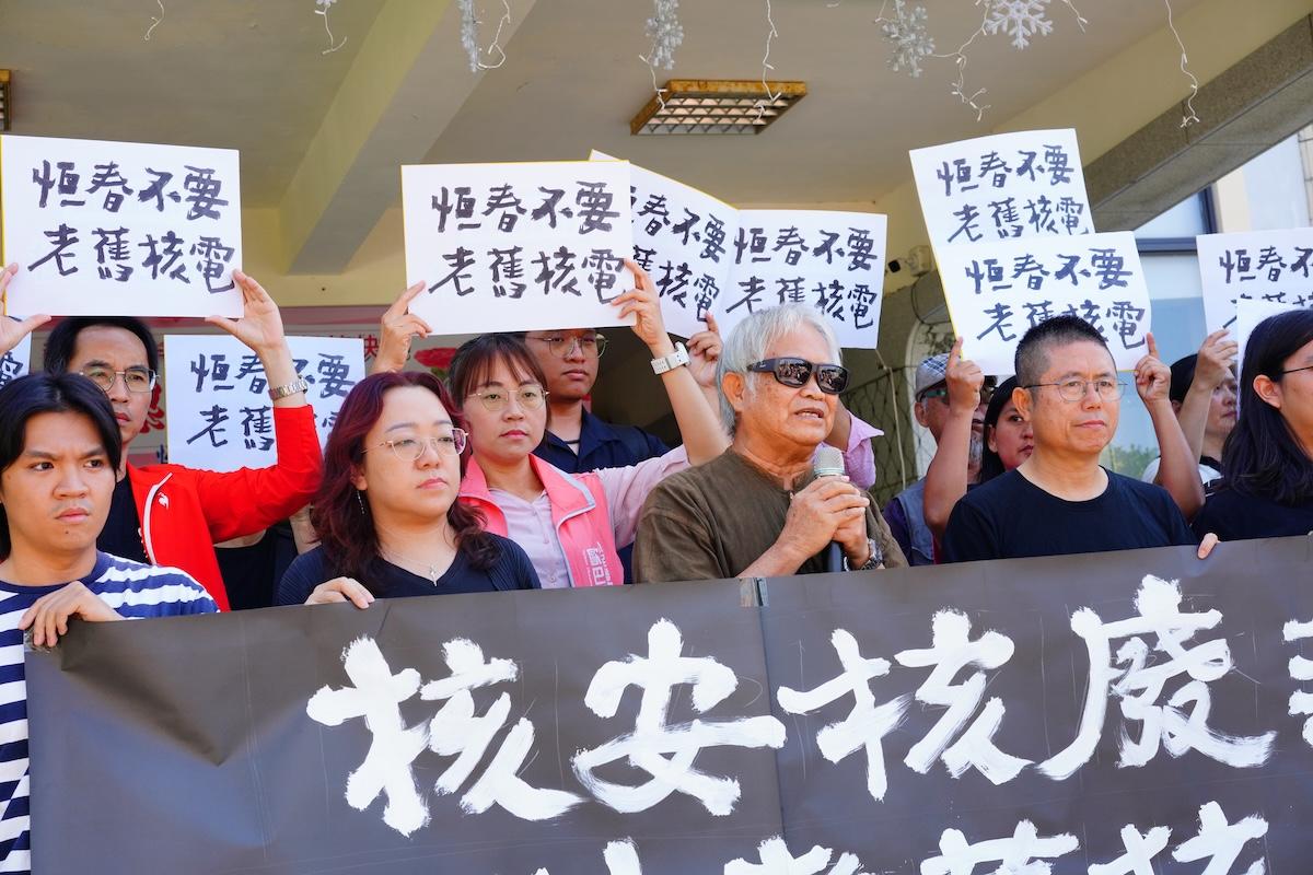  瓊麻園城鄉文教發展協會榮譽理事長江國樑質疑，恆春地形狹長、撤離路線僅有一條主要幹道，人口與觀光活動又集中，一旦事故發生，居民與旅客究竟要往哪裡撤離？ 圖：地球公民基金會 提供 
