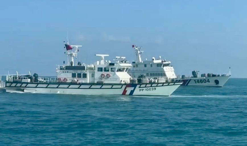  中國海警船侵擾金門限制水域，海巡署巡防艇「一對一」併航監控，全程蒐證，並透過中、英文廣播，嚴正要求其立即轉向航離。 圖：海巡署提供 