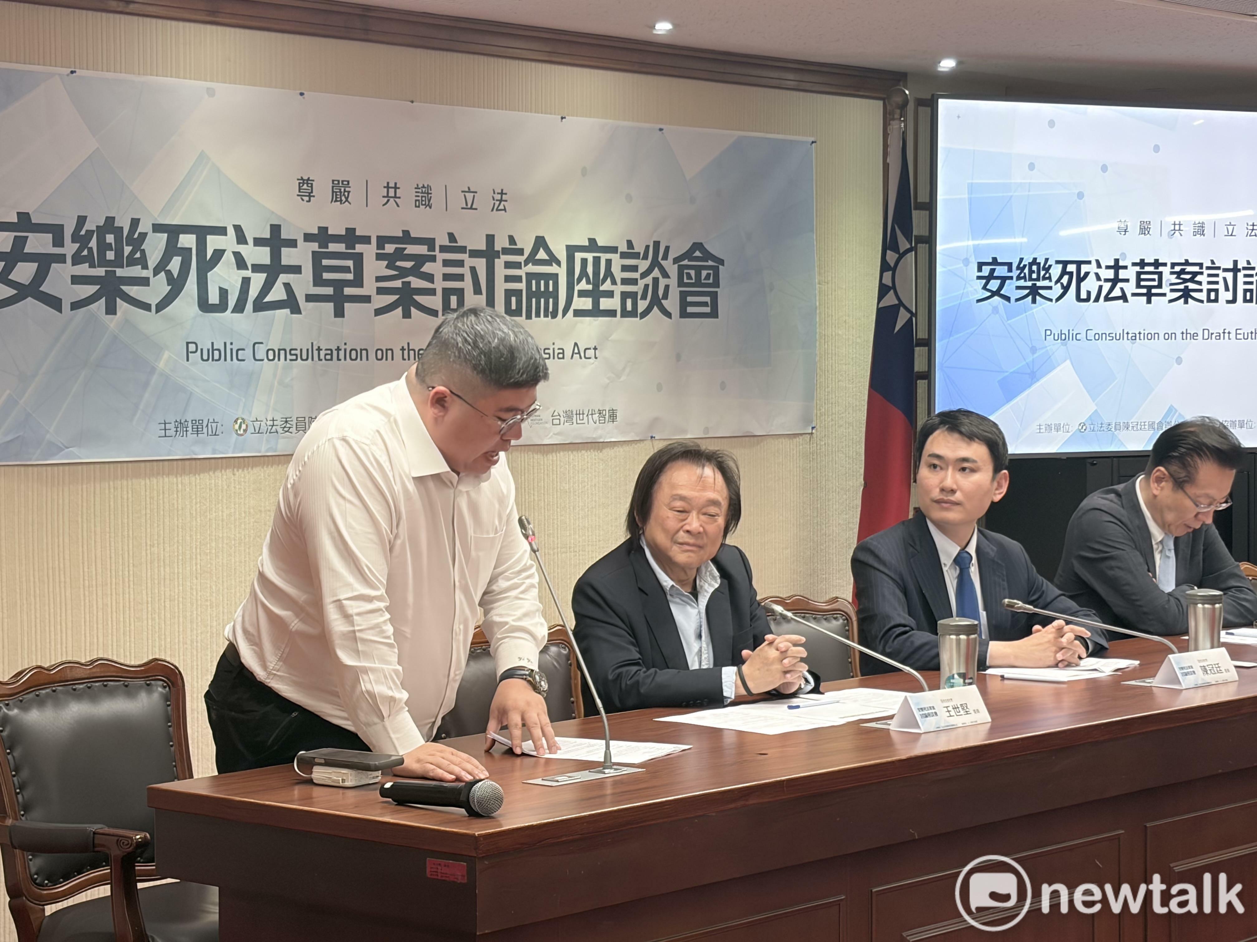 民眾黨團於表決當日上午宣布，對國民黨提出的鞭刑公投全體投下棄權票；而國民黨也未支持民眾黨所提出的安樂死公投，最終該案僅獲得 7 票贊成、 51 票反對而遭到否決（安樂死表決示意圖）。 圖：李宣萱/攝 