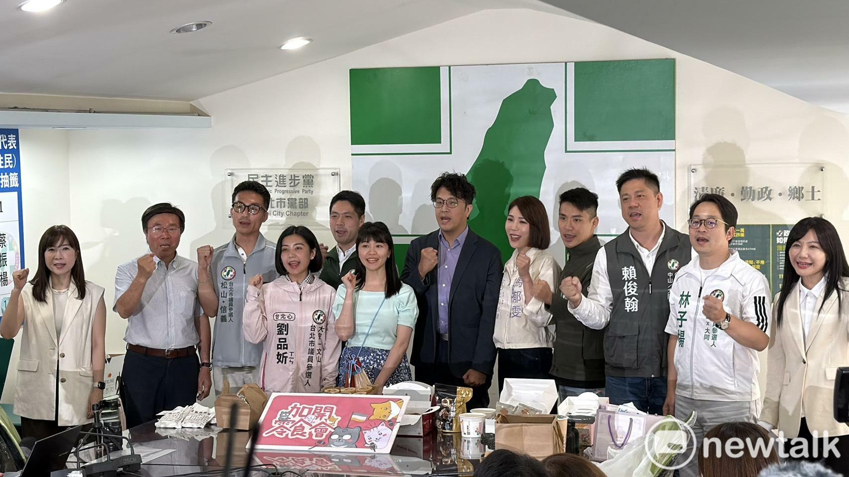  沈伯洋與民進黨台北市議員參選人一起舉辦「台北零食交流會」。 圖：高逸帆／攝 