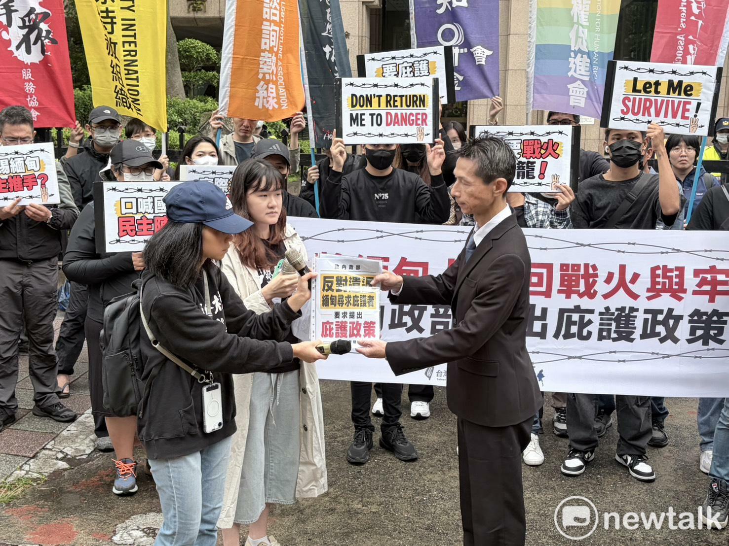  民間團體向內政部提出三大訴求：一、停止催逼救濟中的尋求庇護人離開台灣；二、針對國際法上的禁止遣返對象提出居留政策；三、對等待庇護決定的人士作成暫時性資格認定。 圖：李宣萱/攝 