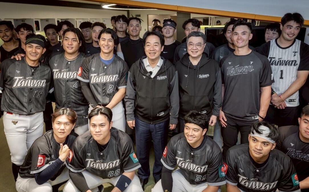 總統維安特勤偷「峮峮」簽名球、護照套！北檢偵結起訴