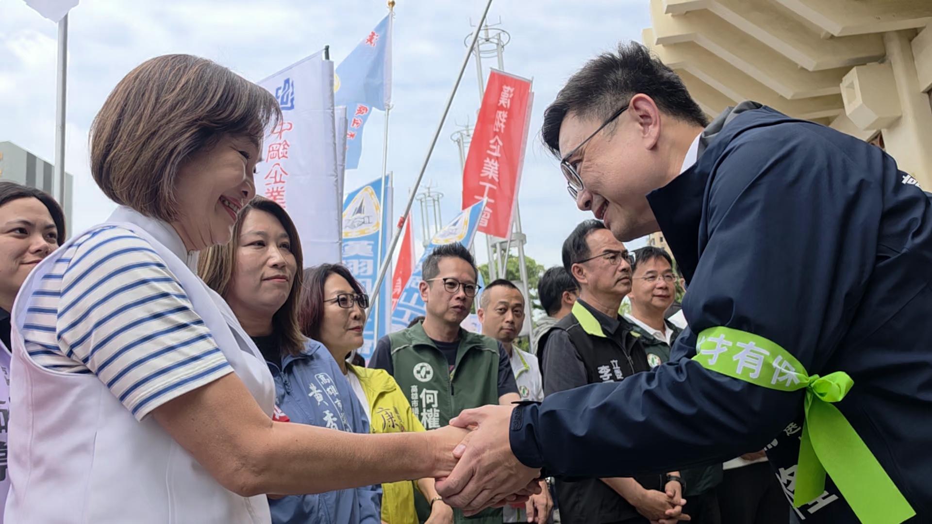 賴瑞隆(右一)市長效應外溢的考題是「把綠營優勢轉換成增席」，而柯志恩(左一)的考題則是「把個人追擊氣勢轉換成藍營保席甚至擴張」。 圖：柯志恩服務處／提供（資料照） 