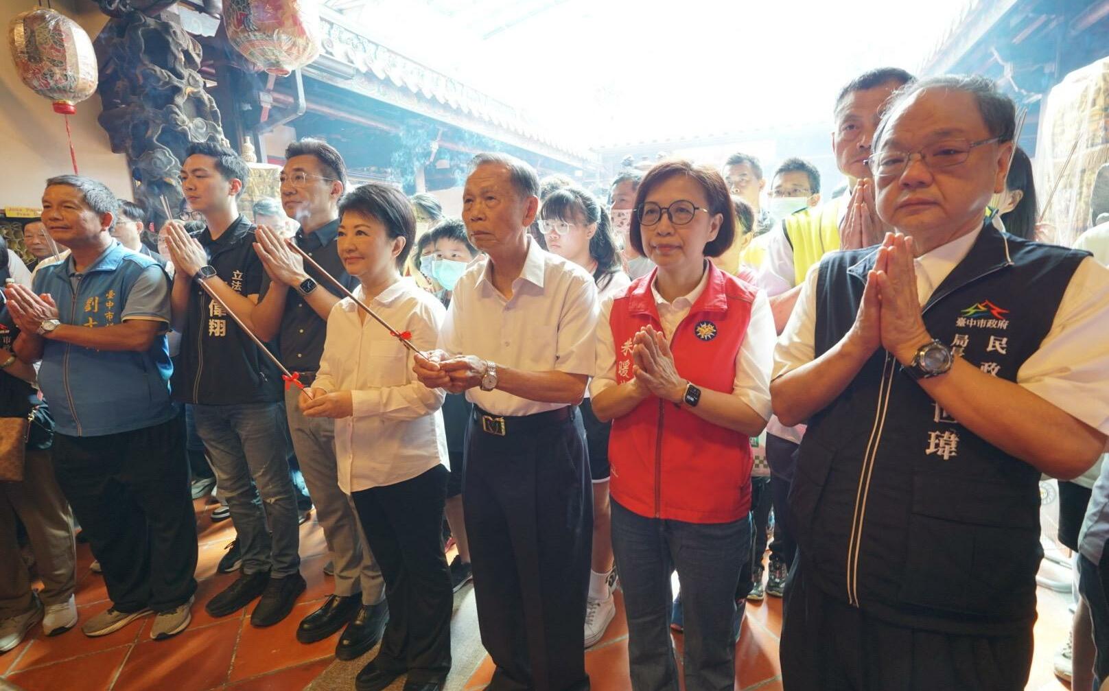 盧秀燕致贈萬和宮「萬和安民」匾額 與四千契子女歡慶媽祖壽誕