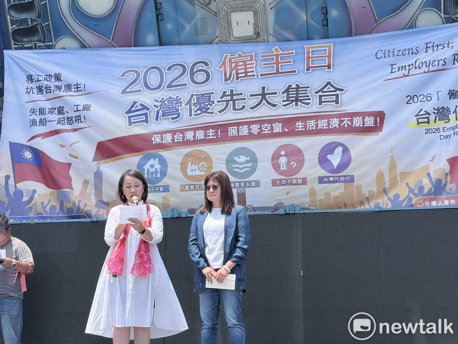  台灣雇主協會執行長童文薰（左）與台灣雇主協會理事長張姮燕（右）。 圖：李宣萱/攝 