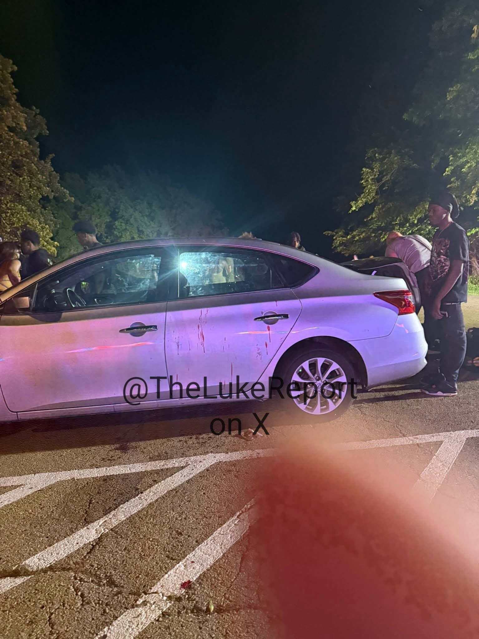  槍擊案爆發當下引發群眾恐慌，現場一輛轎車還遺留血跡。 圖:翻攝自 X @MarioNawfal 
