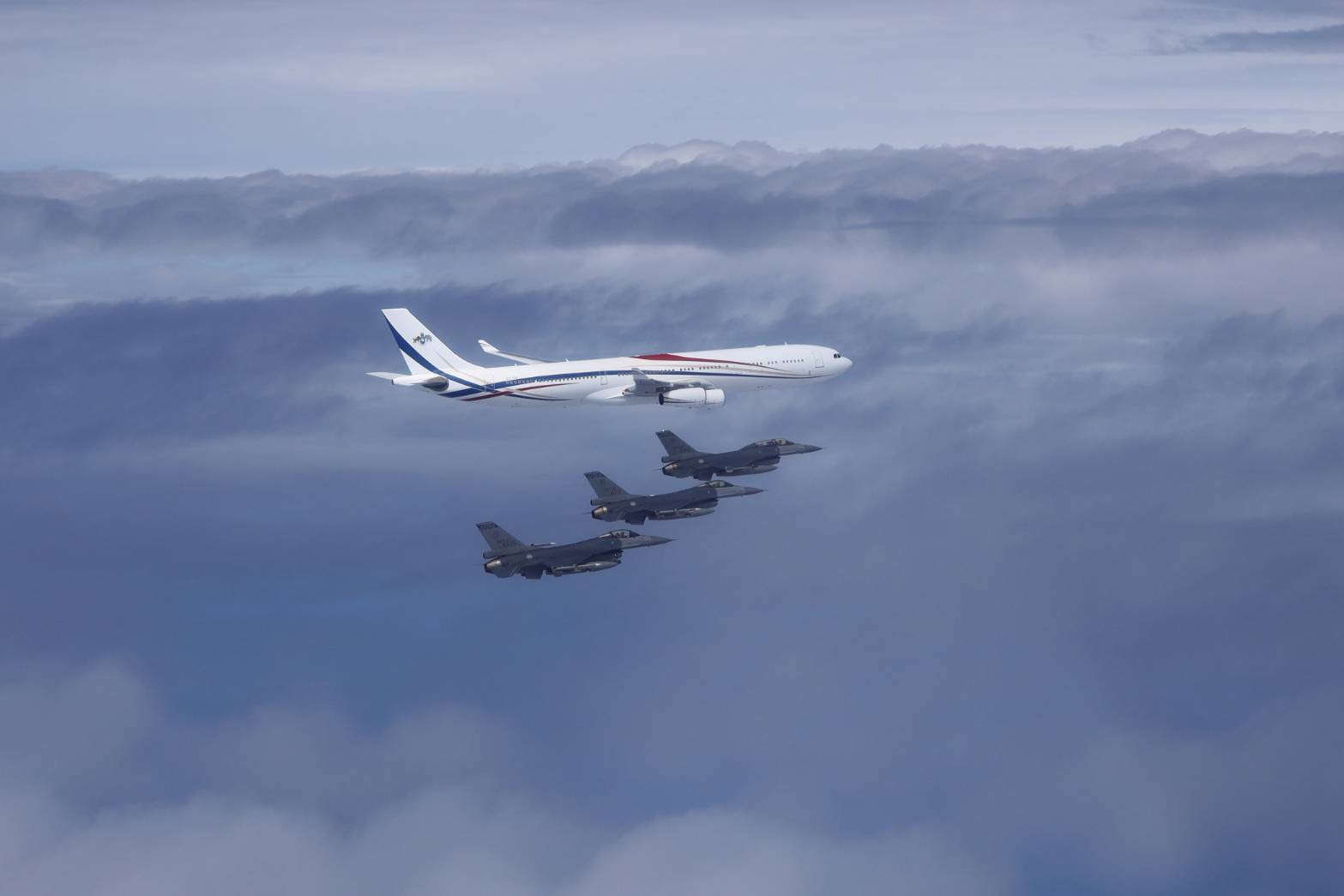 F-16V伴飛史瓦帝尼國王專機畫面曝  蕭美琴：台灣要一直與世界同行