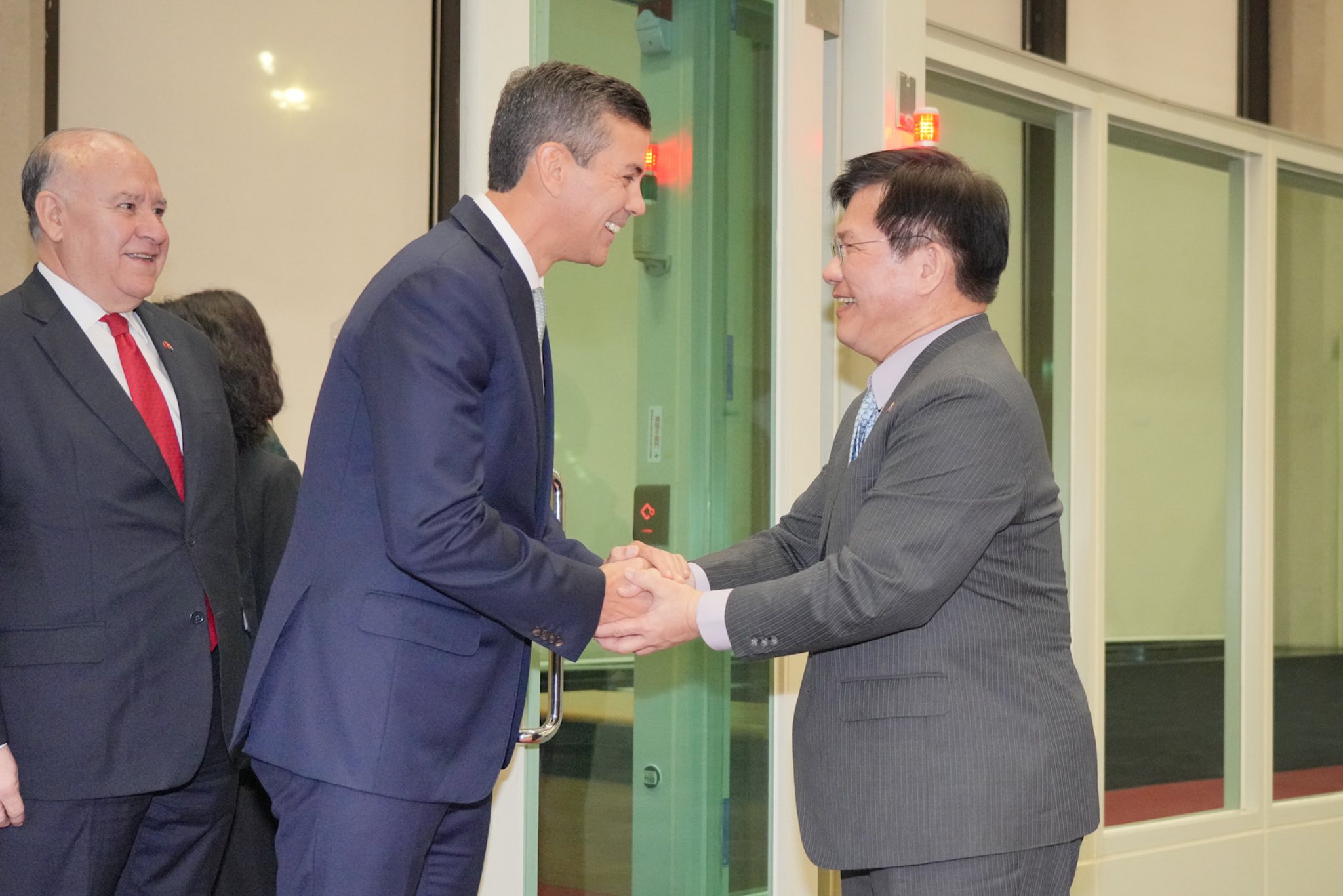  林佳龍赴機場迎接巴拉圭共和國總統貝尼亞（Santiago Peña）。 圖：翻攝自林佳龍臉書 