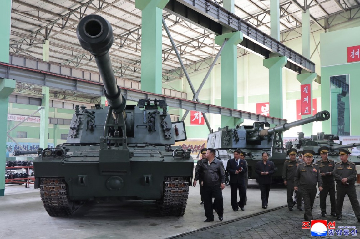  北韓領導人金正恩透過大規模的軍火供應與直接派遣軍隊至俄羅斯前線來賺取這筆巨資。 圖：翻攝朝中社 