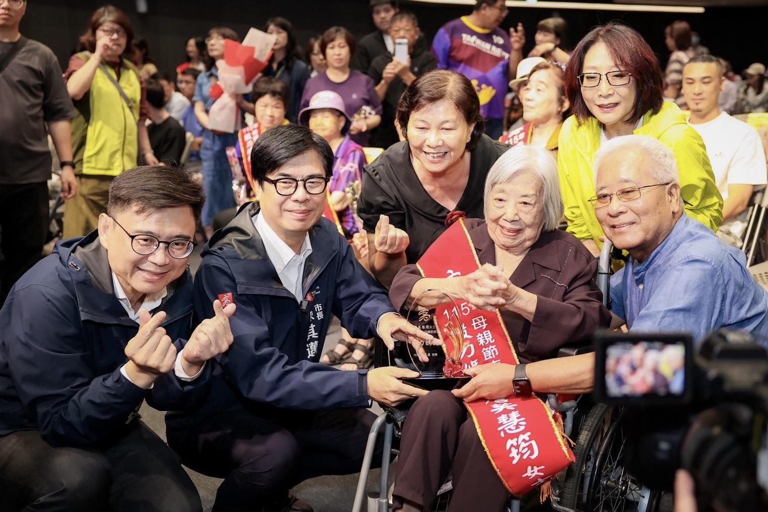  賴瑞隆(左一)經常貼著陳其邁(左二)跑行程，卻沒有辦法大幅接收陳其邁的民意支持度。 圖：賴瑞隆辦公室/提供（資料照） 