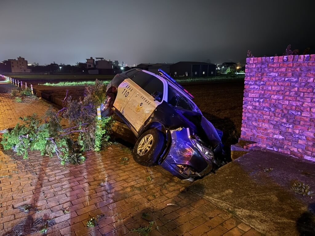 苗栗7旬翁疑毒駕心虛拒檢 碰撞警車釀2警傷