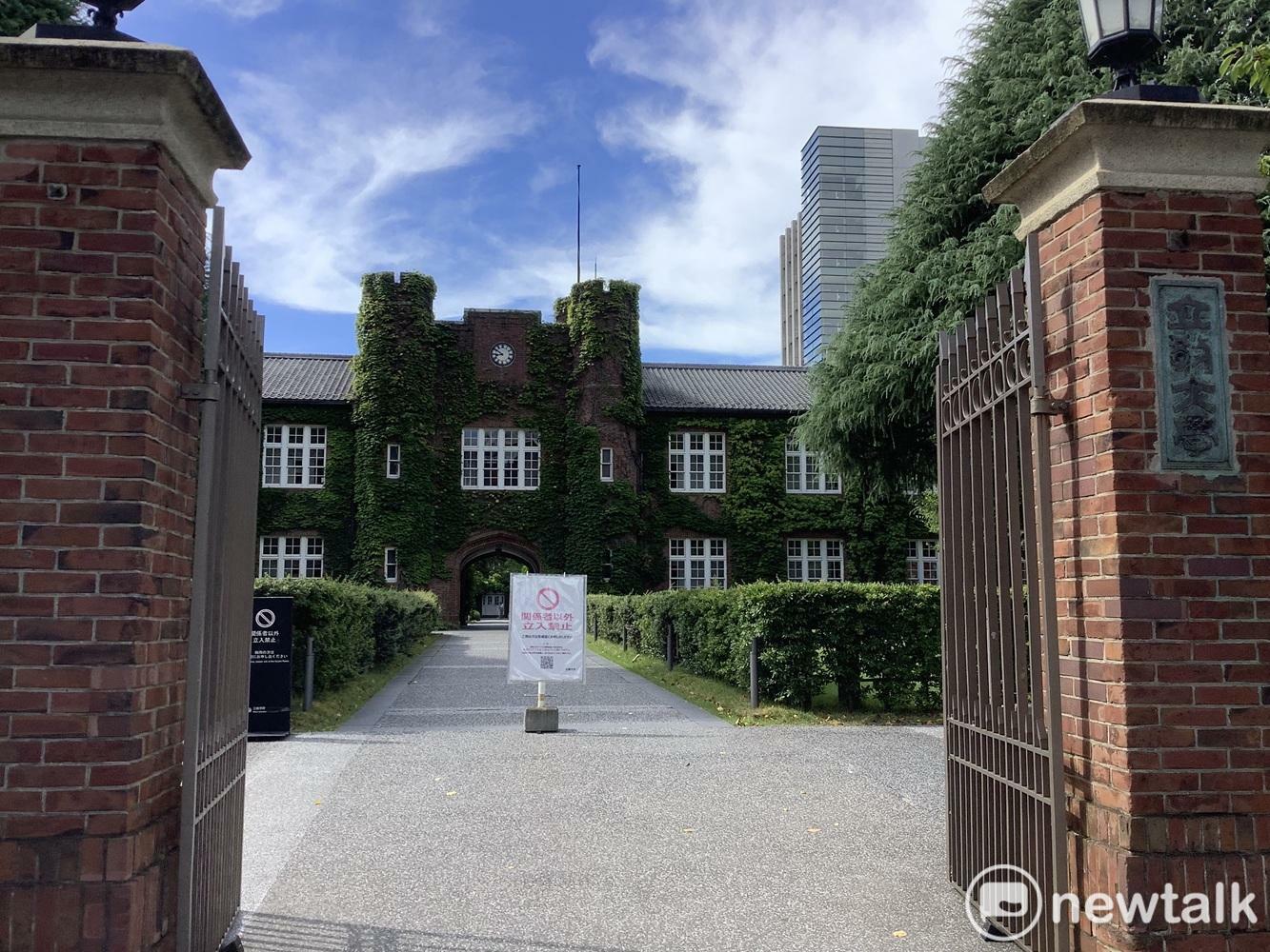  私立大學學費也比較昂貴，像與明治大學等同級的立教大學四年需要479～771萬日圓學費（圖為立教大學），也因此如果私大水準差的話讓人進大學意願降低。 圖：劉黎兒攝 