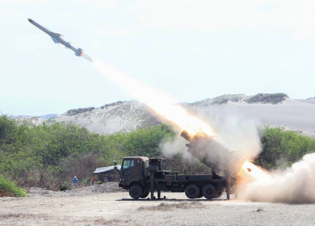  美日菲「肩並肩」（Balikatan）2026聯合軍演，日本自衛隊88式岸置反艦飛彈發射瞬間。 圖：翻攝Philippine National Defense 