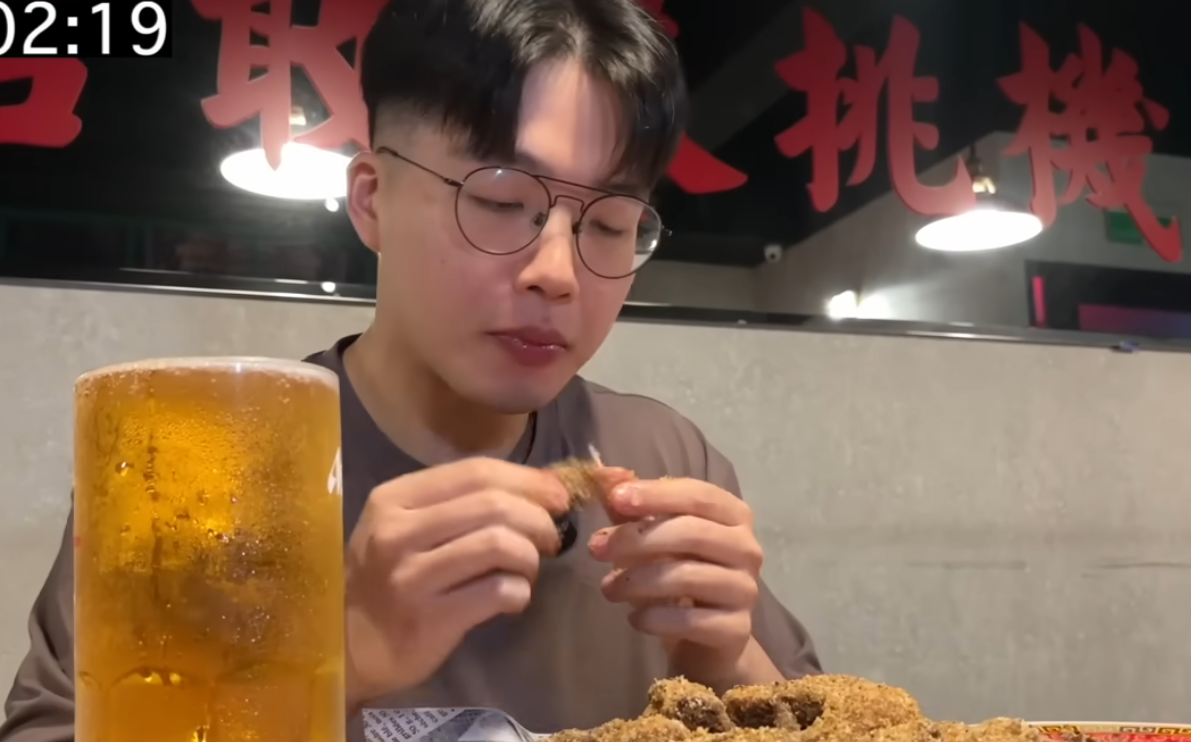 吃貨豪豪挑戰「雞翅大胃王」遭刁難?餐廳要求「重啃骨頭、付千元低消」遭炎上