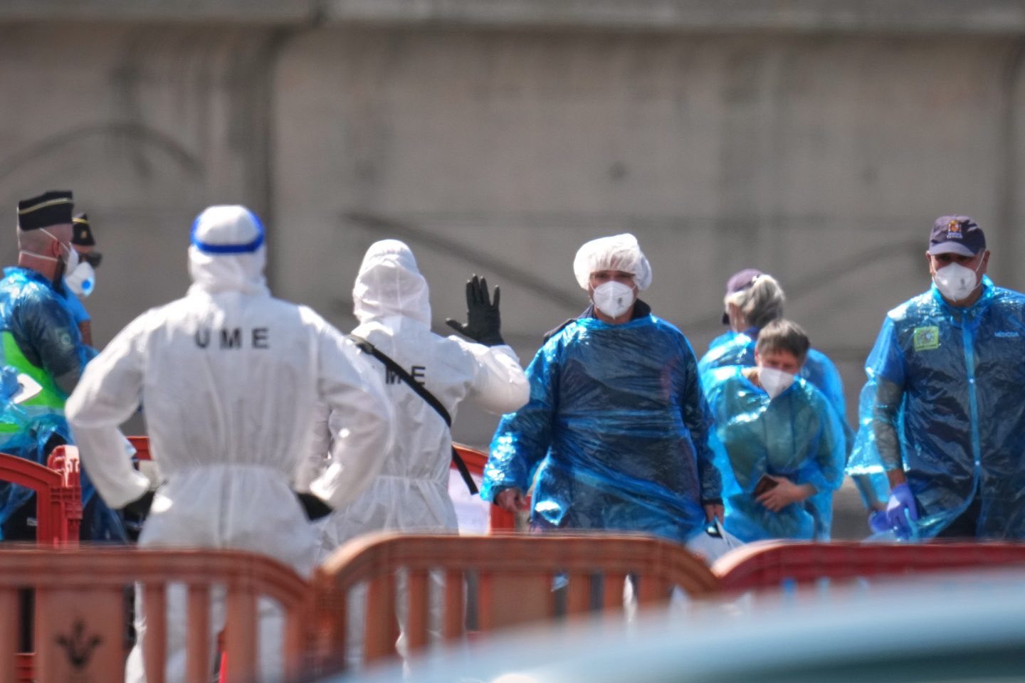  荷蘭郵輪「宏迪亞斯號」（MV Hondius）爆發漢他病毒群聚感染，船上旅客由各國隔離帶回檢疫治療。 圖：翻攝「X」@umankhankhattak 
