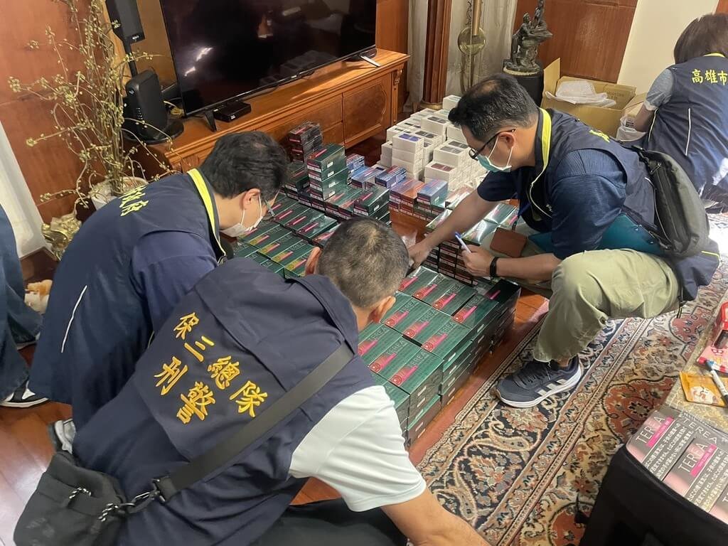 男涉走私菸品販售 高雄警查扣逾4700包加熱菸