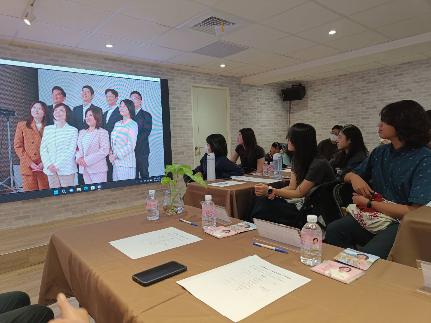 (影)深耕基層、接軌國際 何欣純與東海政治學子對談「三安」願景與台中未來