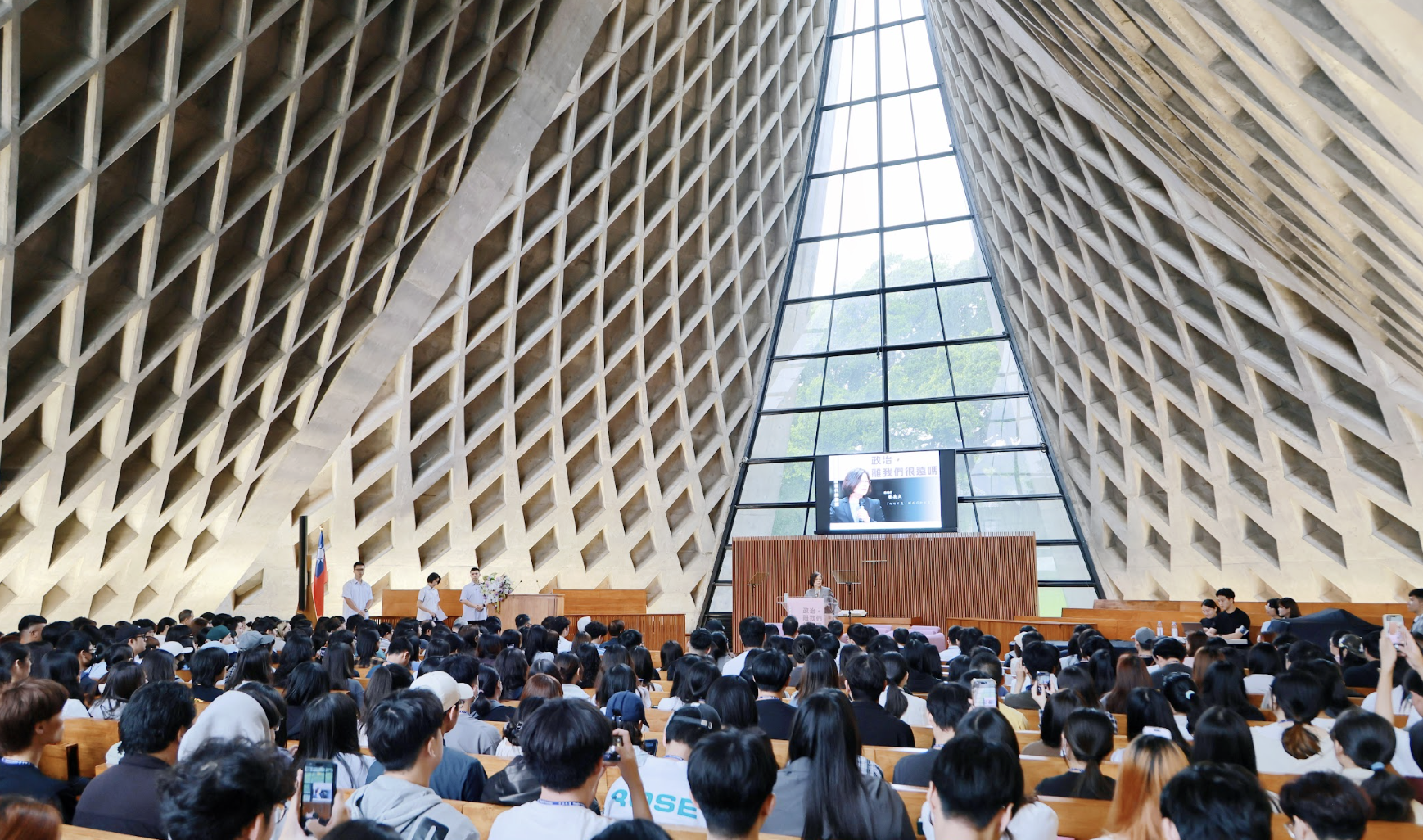  蔡英文赴東海大學演說。 圖：蔡英文辦公室提供 