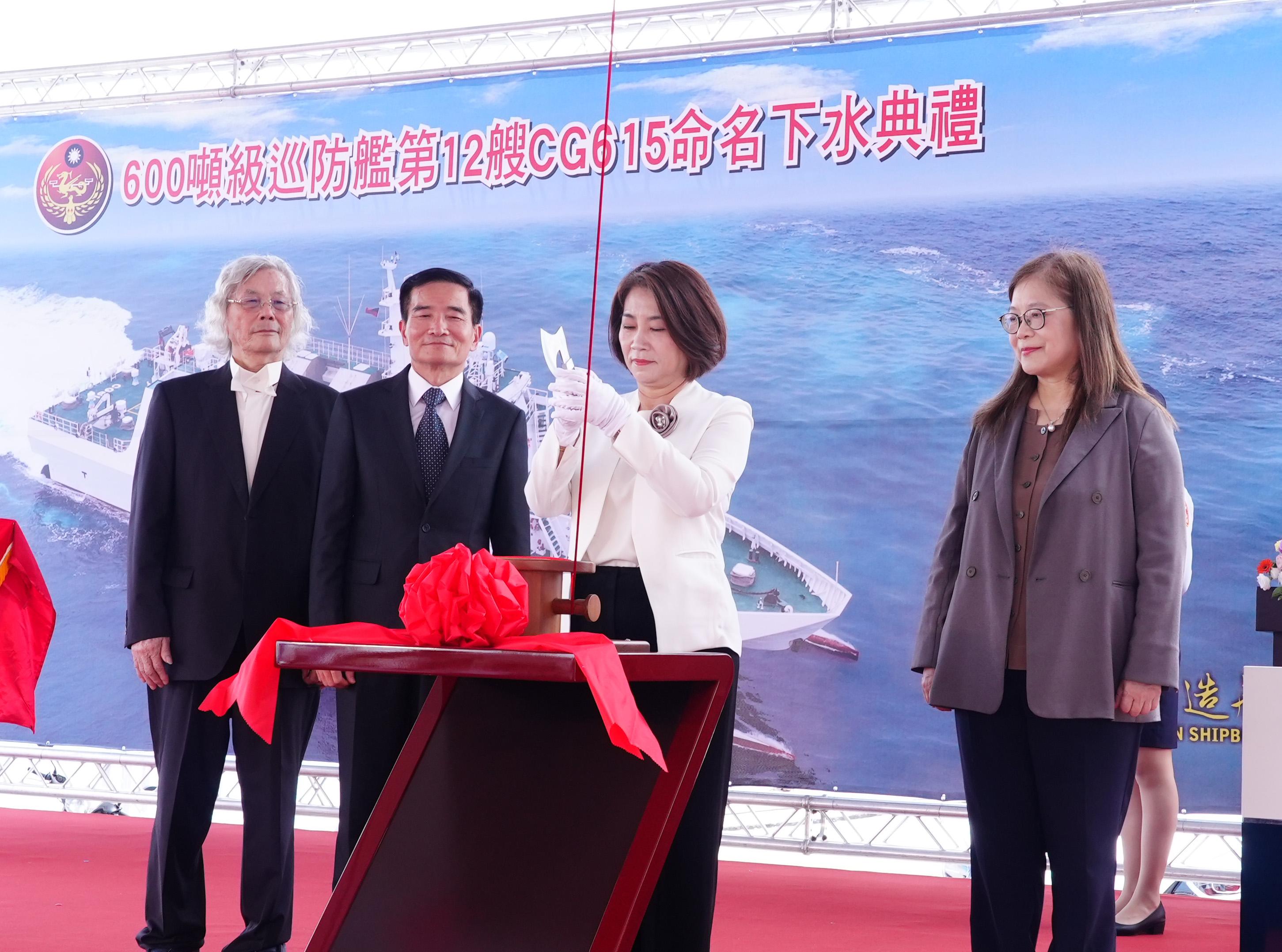  屏東縣長周春米擔任擲瓶貴賓，依造船傳統為新艦擲瓶祈福，一同祈求「東港艦」未來捍衛海疆，執勤平安，任務順利。 圖：海巡署提供 