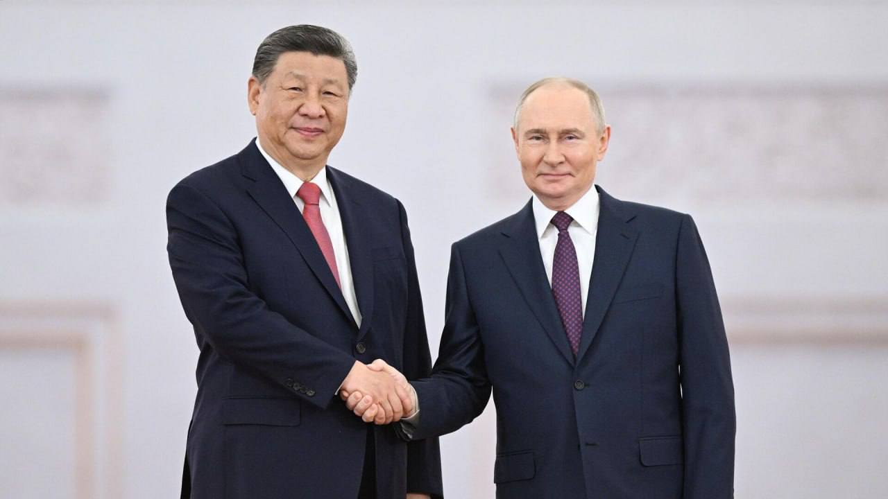  俄羅斯總統普丁（右）於 20 日在北京會晤中國國家主席習近平。雙方雖簽了多項協議，俄國卻沒拿到什麼實際好處。 圖：翻攝自 Ｘ @ivan_8848 