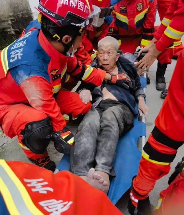  廣西發生5.2級地震，一名91歲受困老人被救出。 圖 : 翻攝自上游新聞 