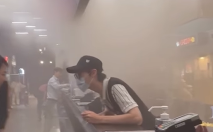 (影)影城冒白煙店員竟還在賣爆米花!消防專家搖頭:恐讓人錯失逃生時間