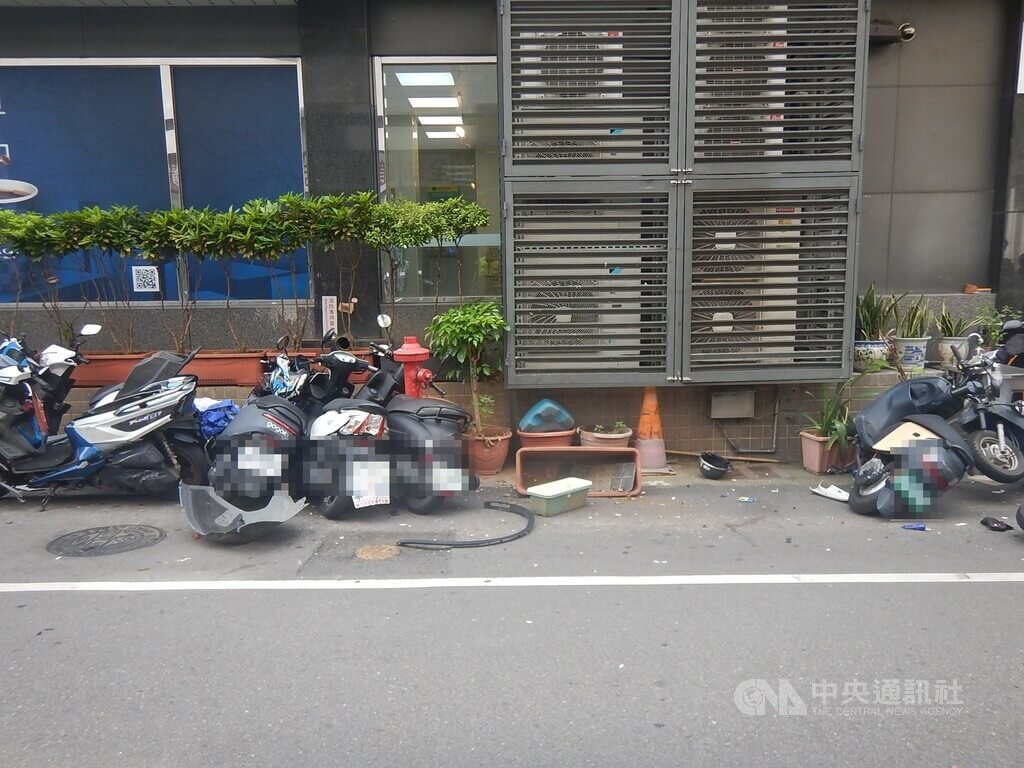 台中北區女開車疑恍神 逆向撞路旁9機車垃圾子母車