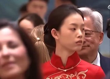  許多網友也懷疑，這些女服務生很可能都是情報人員，並透過各種暗號將監聽到的對話內容傳遞給相關人士。 圖：翻攝自 @sam51824016070 X 帳號 