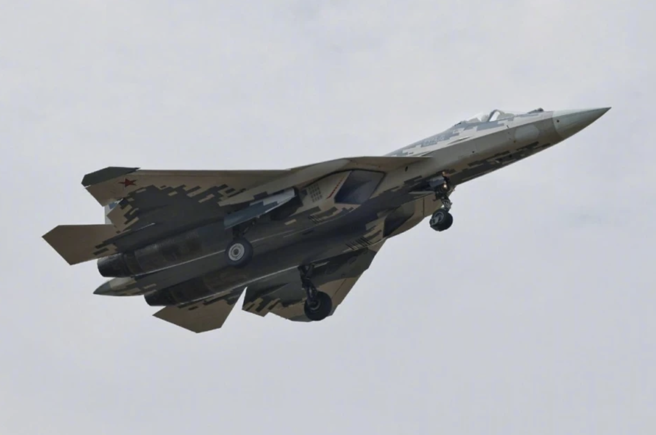  蘇-57 是俄羅斯現役最先進的匿蹤戰機，北約代號為「Felon（重罪犯）」，由俄羅斯蘇霍伊公司研發，並在遠東共青城航空工廠生產。 圖：翻攝自 零度Military 