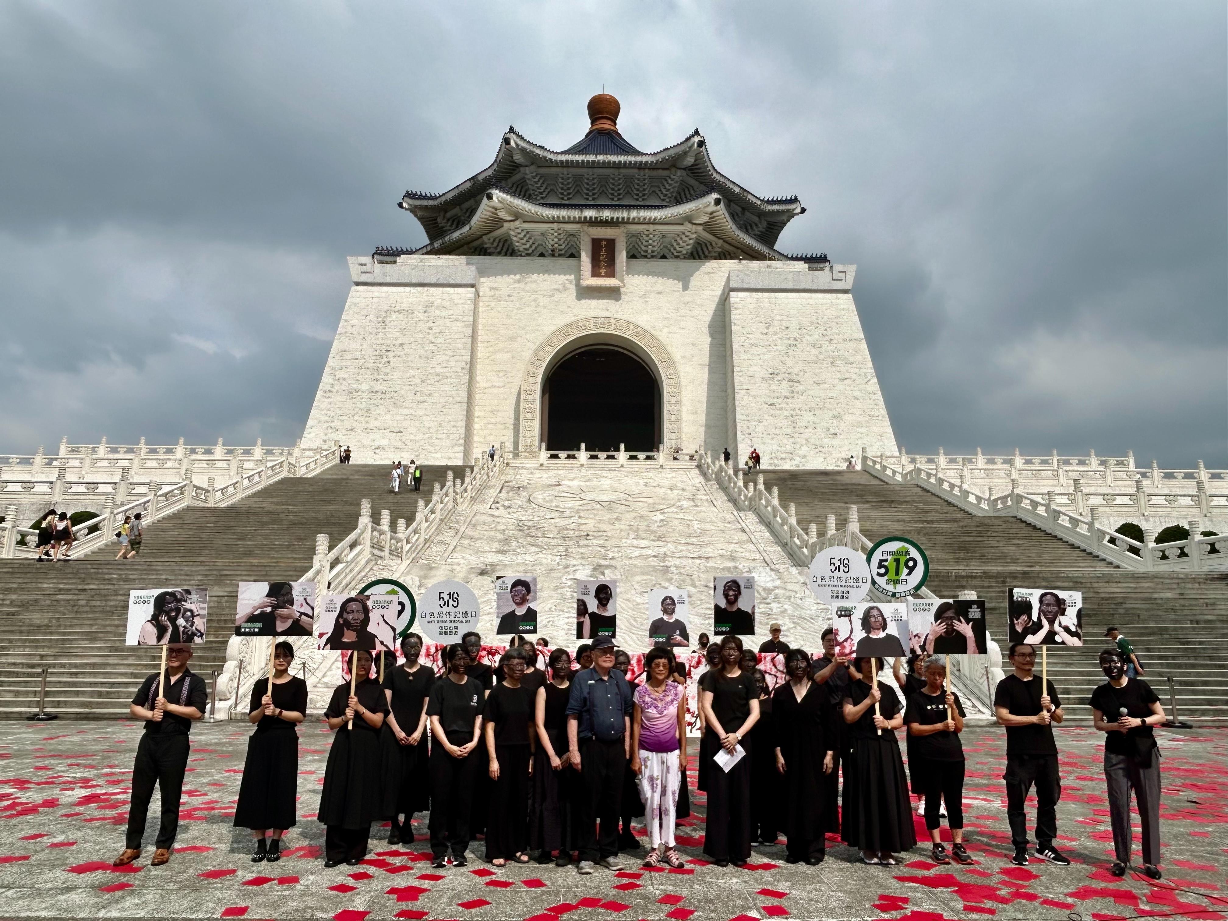 民間團體今（19）日於中正紀念堂前舉行「找回消失的她們 黑臉行動」，並邀請潘英雪的弟弟潘信行、政治受難者黃溫恭醫師的家屬黃春蘭出席。 圖：519黑臉行動-邱萬興攝影 