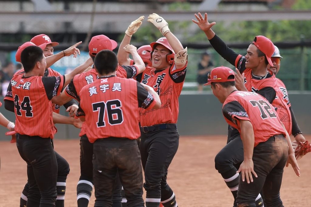 王貞治盃許庭愷超前轟 台東苦戰13局搶勝晉4強