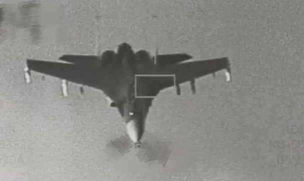  F-16V 戰機透過「狙擊手」紅外線吊艙持續監視著解放軍的殲-16 戰機。 圖：翻攝自 騰訊網 零度 Military 