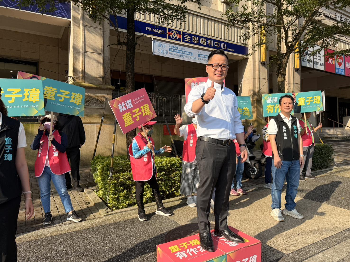 童子瑋在街頭向市民打招呼爭取支持。圖：童子瑋辦公室/提供